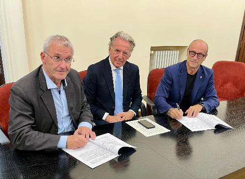 L'assessore regionale alla Difesa dell'ambiente e sviluppo sostenibile Fabio Scoccimarro (al centro) con il presidente di Informest, Davide Lepori (a destra) e il presidente di Fvg Energia Franco Baritussio (a sinistra), alla firma dell'accordo tra le due realtà.