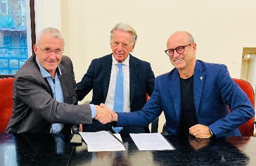 L'assessore regionale alla Difesa dell'ambiente e sviluppo sostenibile Fabio Scoccimarro (al centro) con il presidente di Informest, Davide Lepori (a destra) e il presidente di Fvg Energia Franco Baritussio (a sinistra), alla firma dell'accordo tra le due realtà