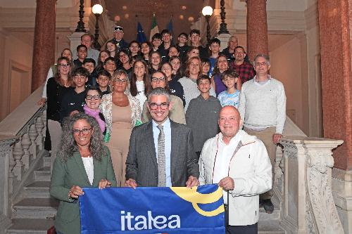 Foto di gruppo dell'assessore regionale Pierpaolo Roberti insieme ai giovani atleti tra cui i figli di corregionali all'estero