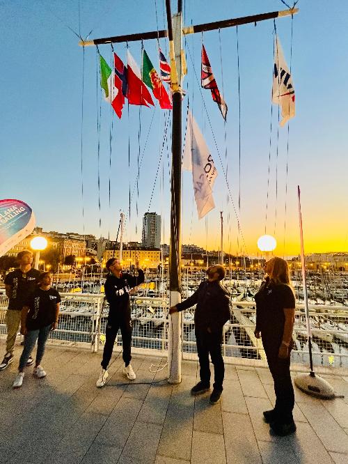 Il campione paralimpico Matteo Parenzan issa la bandiera del Barcolana Parasailing - Eurosaf Inclusive European Championship