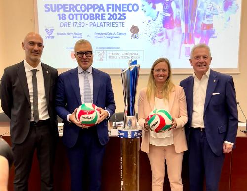 L'assessore regionale Sergio Emidio Bini (secondo da sinistra) con  la supercoppa che verrà consegnata alla squadra vincitrice dellla competizione di volley del 18 ottobre a Trieste