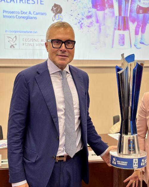 L'assessore regionale Sergio Emidio Bini con il trofeo che verrà assegnato sabato 18 ottobre a Trieste