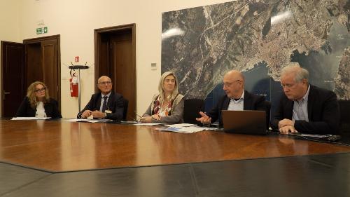 L’assessore regionale alle Infrastrutture e trasporti Cristina Amirante assieme al direttore commerciale di Liberty Lines Nunzio Formica e al presidente di Aurora Viaggi Edi Kraus.