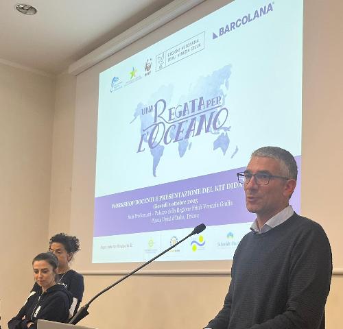 L'assessore regionale Pierpaolo Roberti alla presentazione del kit didattico "Una regata per l'Oceano"