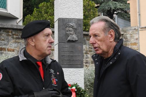 Sulla destra l'assessore Scoccimarro davanti al monumento di Norma Cossetto