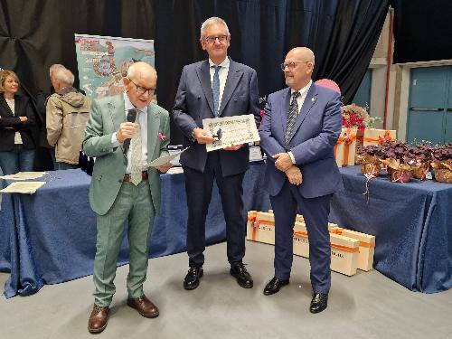 L'assessore regionale Sebastiano Callari consegna la medaglia d'oro del Premio a Roberto Di Lenarda