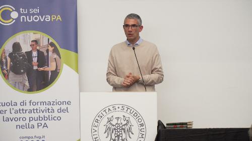 L'assessore regionale alle Autonomie locali Pierpaolo Roberti alla tavola rotonda "Valorizzare le persone e innovare", organizzata da ComPa Fvg all'interno della terza edizione del Premio Nuova Pa e ospitata all'Auditorium della Biblioteca Rizzi dell'Università degli Studi di Udine
