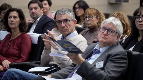 L'assessore regionale alle Autonomie locali Pierpaolo Roberti e il sindaco di Udine Alberto Felice De Toni alla tavola rotonda "Valorizzare le persone e innovare", organizzata da ComPa Fvg all'interno della terza edizione del Premio Nuova Pa e ospitata all'Auditorium della Biblioteca Rizzi dell'Università degli Studi di Udine