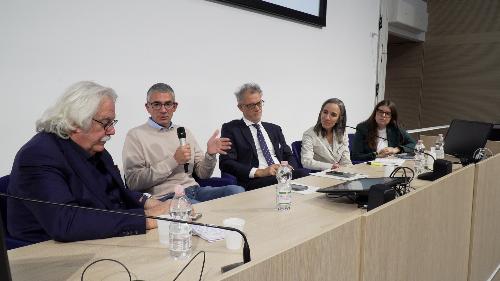 L'assessore regionale alle Autonomie locali Pierpaolo Roberti alla tavola rotonda "Valorizzare le persone e innovare", organizzata da ComPa Fvg all'interno della terza edizione del Premio Nuova Pa e ospitata all'Auditorium della Biblioteca Rizzi dell'Università degli Studi di Udine