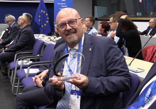 L'assessore Callari, con il riconoscimento assegnato al Friuli Venezia Giulia, alla cerimonia di premiazione degli European digital connecting awards.