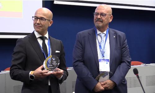 L’assessore regionale ai Sistemi informativi Sebastiano Callari (a destra) a Bruxelles, dove il progetto della Regione Excellent Region in a Multimedia European Society (Ermes) è stato riconosciuto tra i primi tre più interessanti a livello comunitario nell’ambito dell’European digital connecting awards.