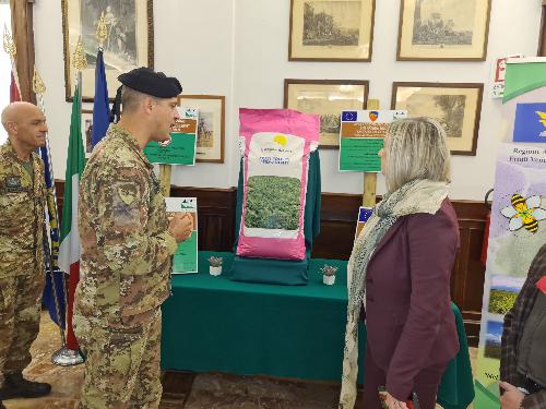 Le sementi per la manutenzione dei prati stabili dell'area Cellina Meduna donata dalla Brigata alla Regione Fvg
