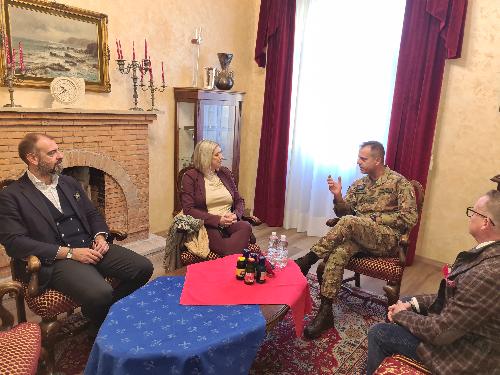 L'assessore regionale Cristina Amirante durante l'incontro con il comandante della 132esima Brigata Ariete generale di brigata Domenico Leotta