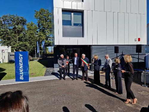 Un momento dell'inaugurazione del nuovo edificio di Bluenergy Group a Udine
