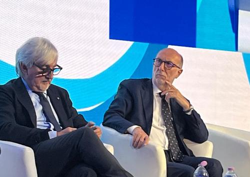 L'assessore del Friuli Venezia Giulia alla Salute Riccardo Riccardi (a destra nella foto) sul palco del congresso nazionale Fimmg Metis a Villasimius