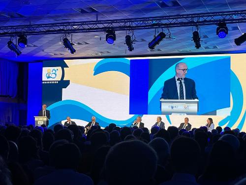 L'assessore del Friuli Venezia Giulia alla Salute Riccardo Riccardi sul palco del congresso nazionale Fimmg Metis a Villasimius