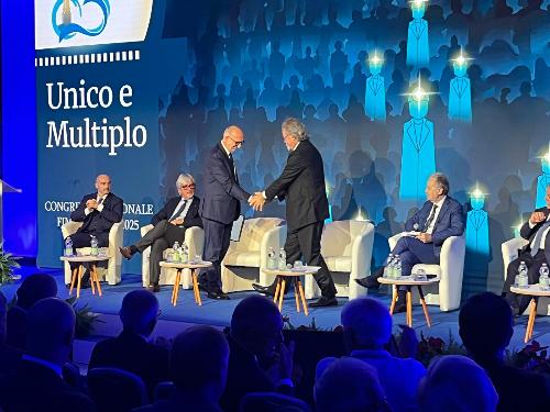 L'assessore del Friuli Venezia Giulia alla Salute Riccardo Riccardi stringe la mano al segretario della Fimmg Silvestro Scotti sul palco del Voi Tanka di Villasimius