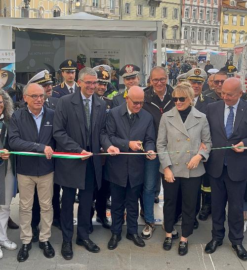 L'assessore Roberti e la altre autorità all'apertura del Villaggio Sicurezza
