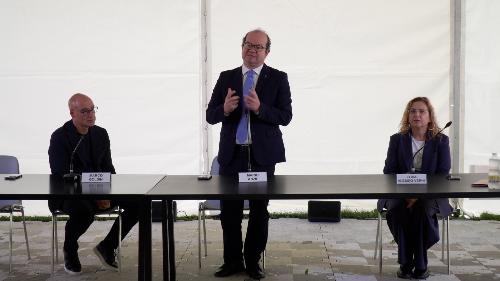 Il vicegovernatore Mario Anzil alla preview per la stampa della mostra "Confini. Da Gauguin a Hopper", allestita a Villa Manin di Passariano, assieme al direttore di Erpac Lydia Alessio Vernì e al curatore dell'esposizione Marco Goldin.