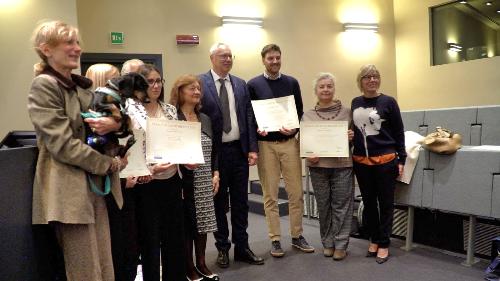Foto di gruppo con i laureati premiati