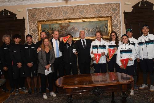 Foto di gruppo per la premiazione del Fast and Furio Sailing Team con la medaglia bronzea della Città di Trieste