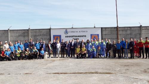 Foto di gruppo con le autorità e volontari presenti