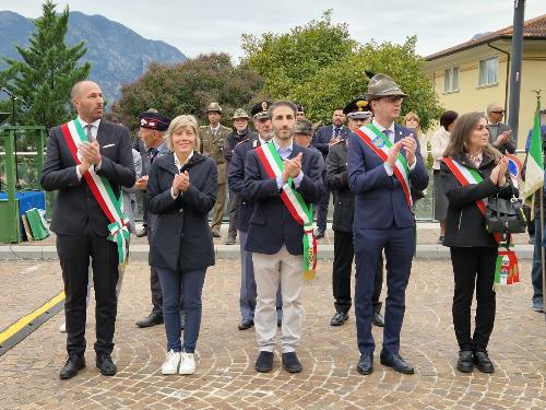 Zilli con il sindaco di Gemana Roberto Revelant (a sin.) e autorità 
