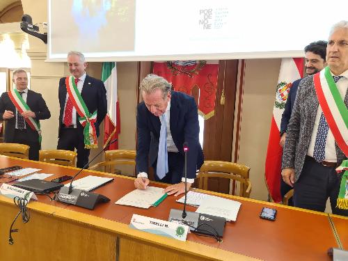 L'assessore regionale Fabio Scoccimarro sottoscrive l'Accordo del fiume Noncello