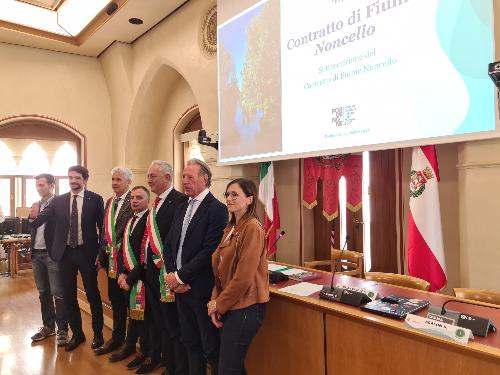 L'assessore Fabio Scoccimarro con gli amministratori di Cordenons e Porcia che hanno sottoscritto il Contratto di fiume Noncello
