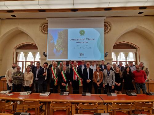 L'assessore Fabio Scoccimarro con tutti i 36 rappresentanti delgi enti e delle associazioni che hanno firmato il "patto pe ril Noncello"