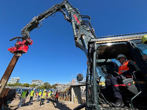 L'assessore Bini contribuisce alla rimozione della prima palancola del cantiere della Terra a Mare di Lignano Sabbiadoro