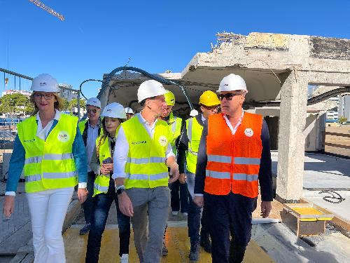 Il governatore Fedriga e l'assessore Bini durante il sopralluogo nel cantiere della Terrazza a Mare di Lignano Sabbiadoro.
