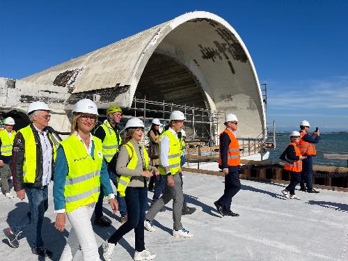 Il governatore Fedriga e l'assessore Bini durante il sopralluogo nel cantiere della Terrazza a Mare di Lignano Sabbiadoro.