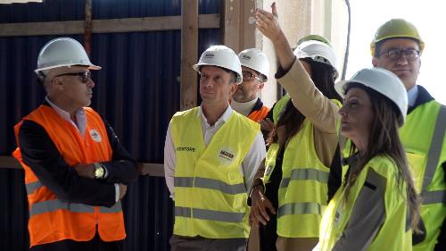 Il governatore Fedriga e l'assessore Bini durante il sopralluogo nel cantiere della Terrazza a Mare di Lignano Sabbiadoro.