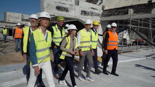 Il governatore Fedriga e l'assessore Bini durante il sopralluogo nel cantiere della Terrazza a Mare di Lignano Sabbiadoro.