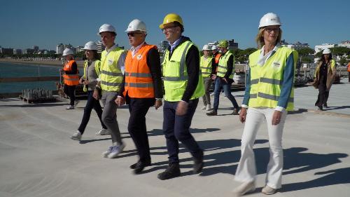 Il governatore Fedriga e l'assessore Bini durante il sopralluogo nel cantiere della Terrazza a Mare di Lignano Sabbiadoro.