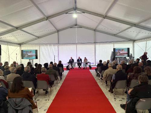 Il vice governatore Mario Anzil, al centro, al convegno "Laboratorio della cultura di frontiera" a Villa Manin di Passariano