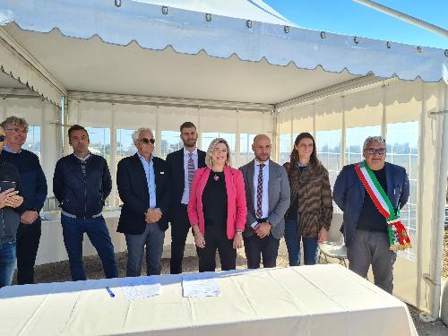 L'assessore regionale Cristina Amirante assiste alla firma della consegna dei lavori con i rappresentanti delle imprese