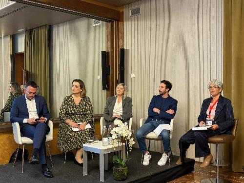 L’assessore regionale a Infrastrutture e territorio Cristina Amirante (al centro) al convegno Real estate Forum Udine 2025