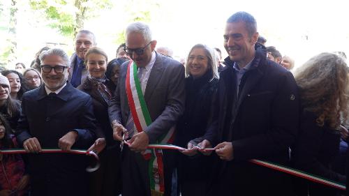Al centro l'assessore Amirante al taglio del nastro