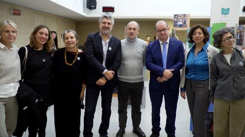 Il vicegovernatore con delega alla Cultura Mario Anzil insieme ai promotori della mostra fotografica "Leggiamo! Ritratti di una regione che cresce leggendo".