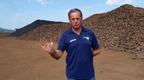 L’assessore regionale alla Difesa dell’ambiente, Energia e Sviluppo sostenibile Fabio Scoccimarro durante il sopralluogo nel sito della Ferriera di Servola.