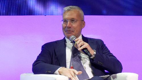 L'assessore Bini durante la tavola rotonda "Attrarre investimenti nelle aree di interesse comune - Regioni a confronto" nell'ambito di Selecting Italy 2025