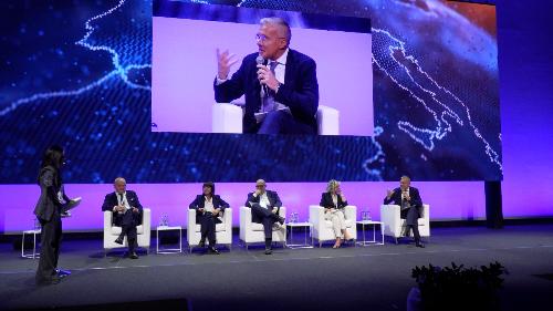 L'assessore Bini durante la tavola rotonda "Attrarre investimenti nelle aree di interesse comune - Regioni a confronto" nell'ambito di Selecting Italy 2025