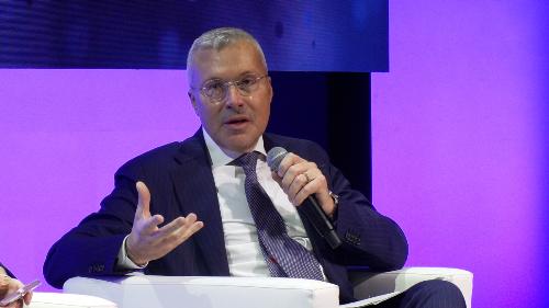 L'assessore Bini durante la tavola rotonda "Attrarre investimenti nelle aree di interesse comune - Regioni a confronto" nell'ambito di Selecting Italy 2025