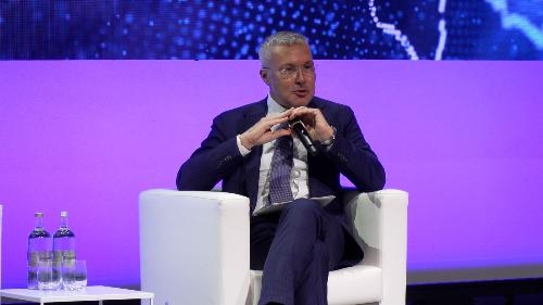 L'assessore Bini durante la tavola rotonda "Attrarre investimenti nelle aree di interesse comune - Regioni a confronto" nell'ambito di Selecting Italy 2025