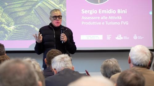 Bini interviene al convegno organizzato in occasione della Giornata mondiale dell’enoturismo dal Distretto del Commercio Friuli Orientale a Villa De Brandis di San Giovanni al Natisone.
