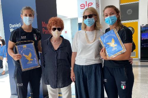 L'assessore regionale allo Sport Tiziana Gibelli insieme a Andrea Howard e Marta Gasparotto, di rientro dalle olimpiadi ti Tokyo e atterrate all'aeroporto di Ronchi dei Legionari