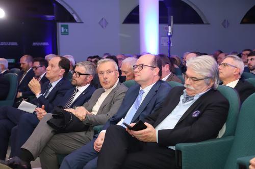 L'assessore regionale alle Attività produttive Sergio Emidio Bini (terzo da destra) e il vicegovernatore della Regione Mario Anzil (secondo da destra) alla cerimonia di Confartigianato a Udine