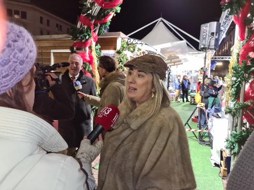 L'assessore regionale Cristina Amirante all'inaugurazione del "Villaggio di Natale" a Pordenone